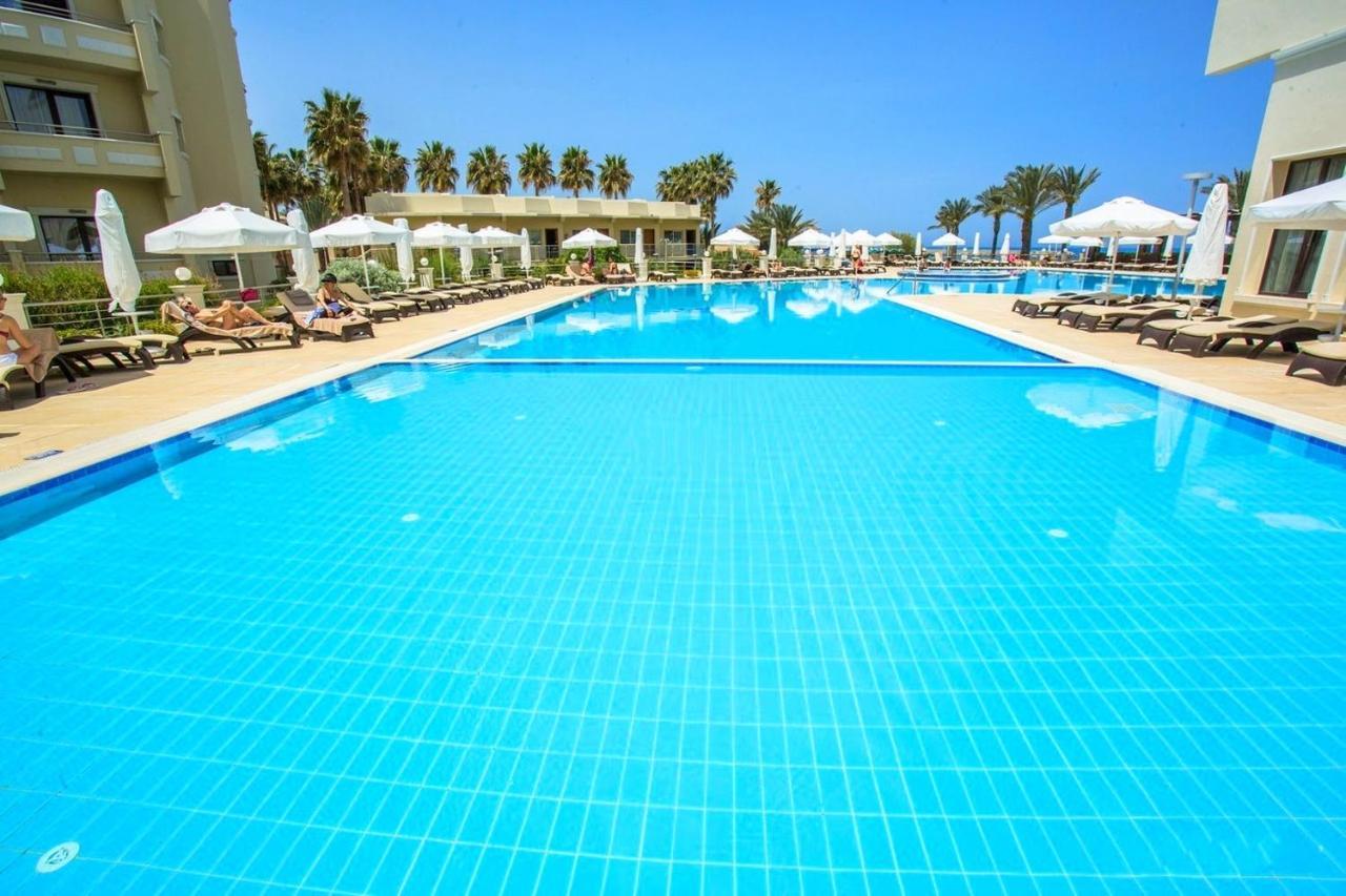 Vuni Palace Premium Hotel & Spa & Casino Beachfront Location ! Кирения Экстерьер фото